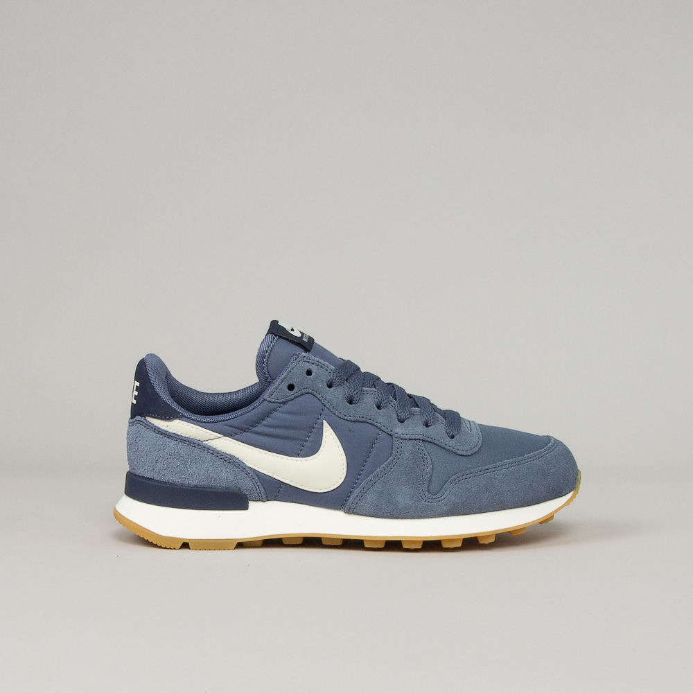 nike wmns internationalist