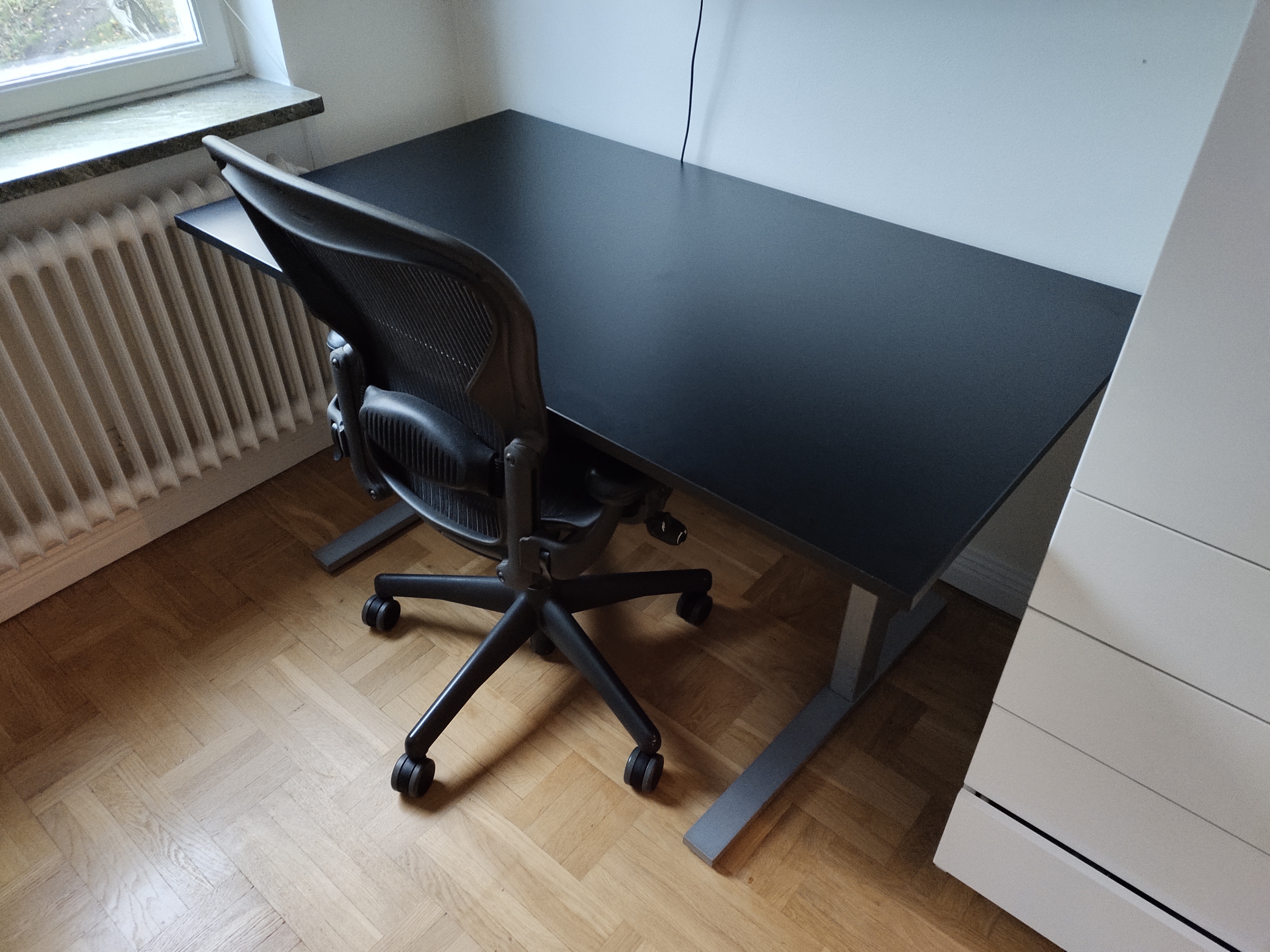 Fixed Desk With Black Table Top 140 X 80 Cm Fixed Desk With Black Table Top 140 X 80 Cm