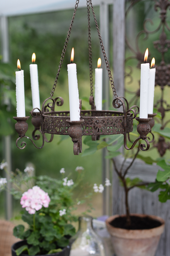 Ljuskrona i shabby chic stil med levande ljus