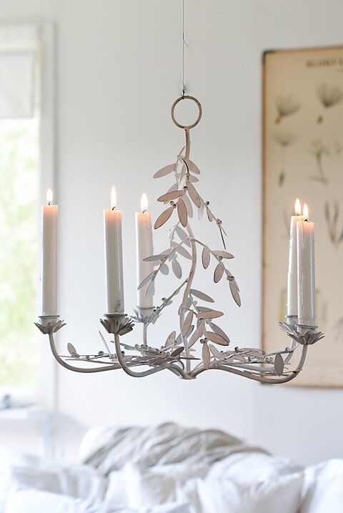 Ljuskrona i shabby chic stil med levande ljus